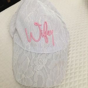 Women’s lace wifey hat